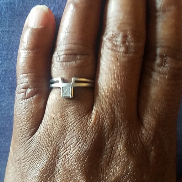 White gold ring with cubic zirconia. - Picture 2 of 8